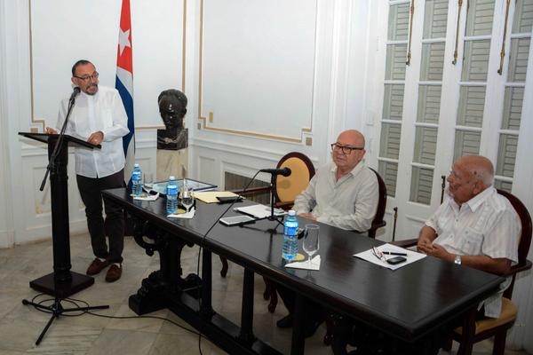 Carlos Bojórquez Urzáiz (C), durante su intervención, tras recibir el el Premio Internacional Fernando Ortiz