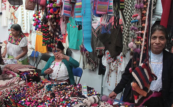 En la feria se dio la oportunidad de exponer sus productos a artesanas de la sierra de Zongolica