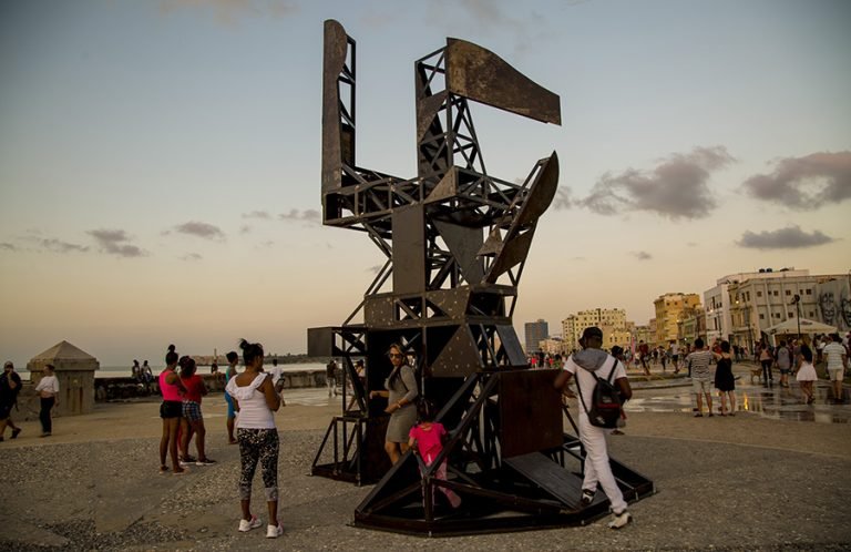 Adrián Fernández de Cuba. Monumento al hombre Incompleto. Foto: Ismael Francisco/ Cubadebate.