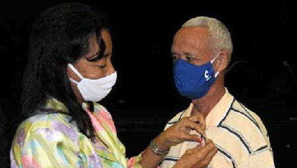 El CENTIS a través de Niurka María González Orberá, Secretaria General del Sindicato Nacional de Trabajadores de la Educación, las Ciencias y el Deporte, reconoció la labor de quienes lo han dado todo en 25 años. Foto: Jorge Luis Sánchez Rivera / Bohemia.