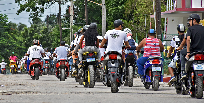 El Club de Motos Eléctricas “atropella” al caracol gigante africano. Foto: Sergei Montalvo Aróstegui El Club de Motos Eléctricas “atropella” al caracol gigante africano. Foto: Sergei Montalvo Aróstegui