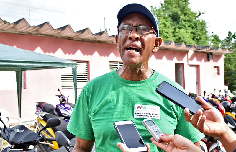 El Club de Motos Eléctricas “atropella” al caracol gigante africano. Foto: Sergei Montalvo Aróstegui El Club de Motos Eléctricas “atropella” al caracol gigante africano. Foto: Sergei Montalvo Aróstegui