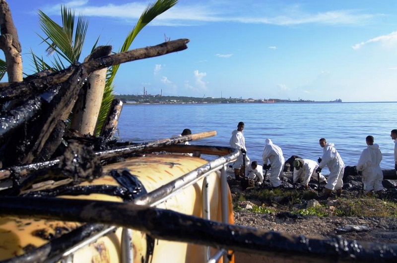 Evalúan daños del derrame de petróleo en la bahía de Matanzas