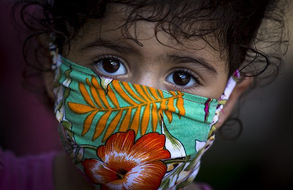 Alejandra, de tres años, posa para la foto a la entrada de su casa. Foto: Irene Pérez/ Cubadebate. Alejandra, de tres años, posa para la foto a la entrada de su casa. Foto: Irene Pérez/ Cubadebate.