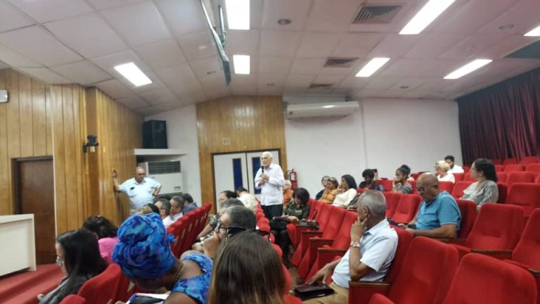 Debaten sobre retos de las ciencias sociales