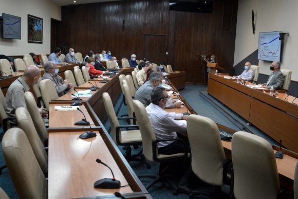 Nuevo encuentro con científicos y expertos que participan en el enfrentamiento a la COVID-19.