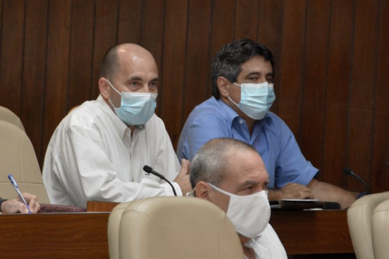 Nuevo encuentro con científicos y expertos que participan en el enfrentamiento a la COVID-19.