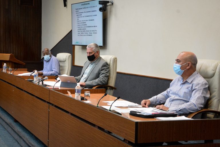 Nuevo encuentro con científicos y expertos que participan en el enfrentamiento a la COVID-19.