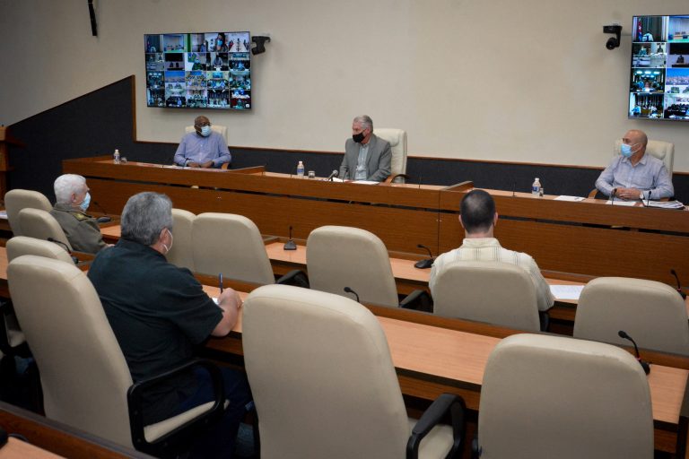 Nuevo encuentro con científicos y expertos que participan en el enfrentamiento a la COVID-19.