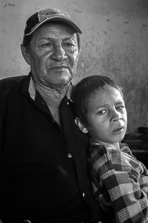 Este niño tuvo una catarata por el golpe de un familiar. Junto a su abuelo, en Cuba vio por primera vez el mar. Foto Roberto Chile.
