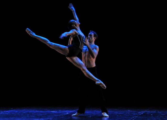 Ballet Nacional Checo, en el Teatro Nacional de Cuba en la Sala Covarrubias, Obra: Vértigo interpretado por Kristyna Nímeéková y Giovanni Rotolo. Foto: Ariel Cecilio Lemus
