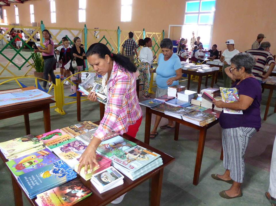 El Recinto Ferial acoge buena parte de los títulos de editoras nacionales que se expenden en la edición agramontina de la Feria del Libro. Foto: Miguel Febles Hernández