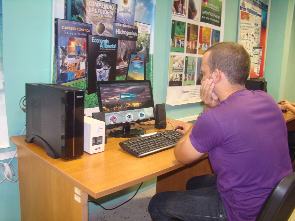 Sala de servicios telemáticos de Citmatel en Pinar del Río