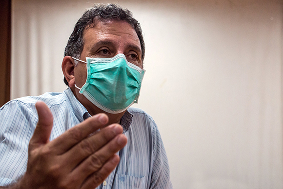 Doctor Mario Pablo Estrada García, director de Investigación Agropecuaria en el CIGB: “Escogimos el maíz y la soja porque tienen una incidencia muy alta en la importación de alimentos. Estamos trabajando en caña, en frijol… Nos asociamos con GeoCuba en el uso de drones en la agricultura, lo que puede tener un alto impacto para asperjar cultivos y dar seguimiento a su estado y sanidad, revisar el riego… Queremos integrar los diferentes institutos de investigación para avanzar hacia una producción de alimentos más sostenible e independiente”. Foto: Abel Padrón Padilla/ Cubadebate.