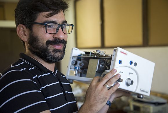 Alejandro es líder en uno de los emprendimientos tecnológicos más importantes que se desarrollan en Cuba Alejandro es líder en uno de los emprendimientos tecnológicos más importantes que se desarrollan en Cuba: Combiovent. Foto: Irene Pérez/ Cubadebate.